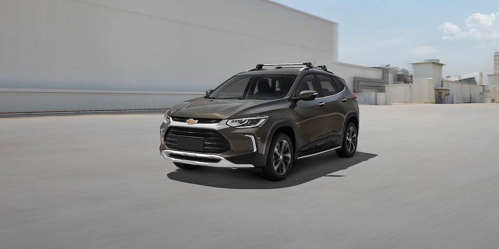 Chevrolet Tracker 2025 con borde exterior debajo de cristales con detalle en cromo