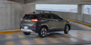 Chevrolet Tracker 2025 con barras de techo en acabado plateado
