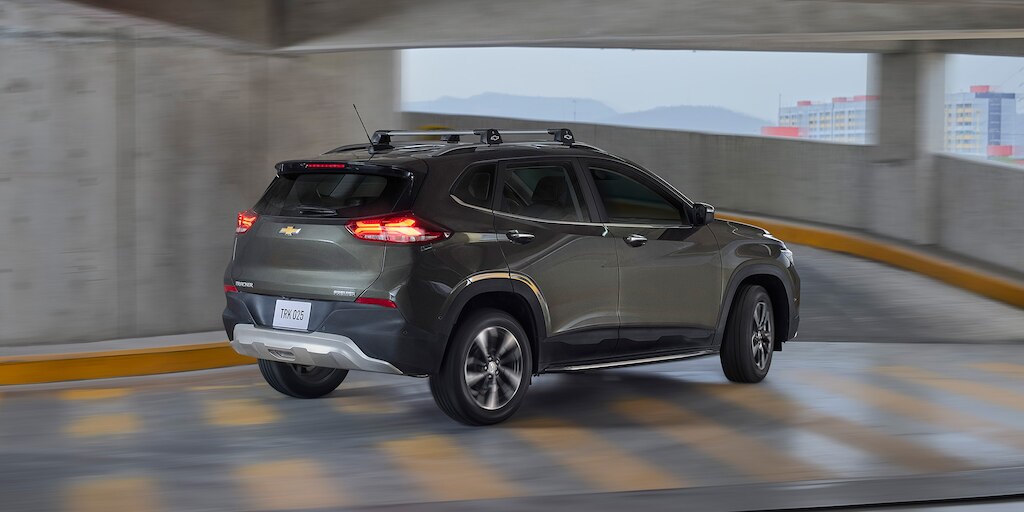 Chevrolet Tracker 2025 con barras de techo en acabado plateado