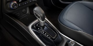 Chevrolet Tracker 2025 con asientos de vinipiel en color negro con detalles en color azul