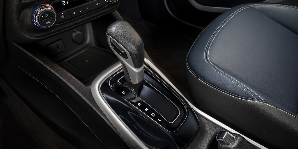 Chevrolet Tracker 2025 con asientos de vinipiel en color negro con detalles en color azul