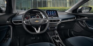 Chevrolet Tracker 2025 con aire acondicionado automático de una zona con controles electrónicos