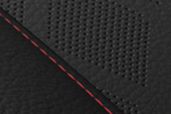 Asientos en vinipiel con perforaciones y costuras en color rojo de Chevrolet Captiva Black Edition