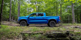 Vista lateral externa - Chevrolet Cheyenne ZR2 BISON 2025, camioneta pickup con capacidades Off-Road