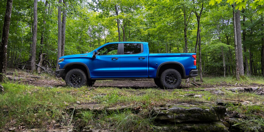 Vista lateral externa - Chevrolet Cheyenne ZR2 BISON 2025, camioneta pickup con capacidades Off-Road