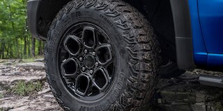 Vista rines 18 pulgadas de tu Chevrolet Cheyenne ZR2 BISON 2025, camioneta pickup con exclusivo diseño para Off-Road