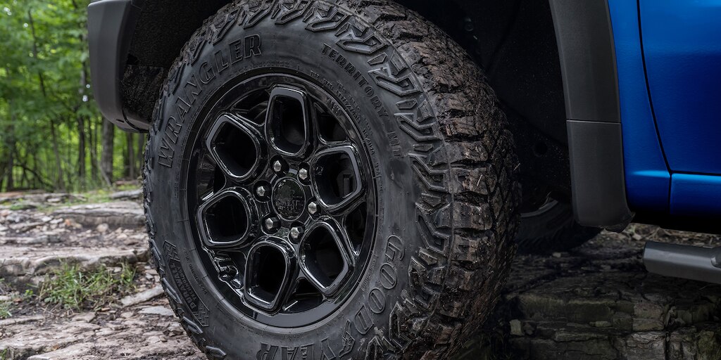 Vista rines 18 pulgadas de tu Chevrolet Cheyenne ZR2 BISON 2025, camioneta pickup con exclusivo diseño para Off-Road