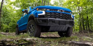 Vista delantera frontal - Cheyenne ZR2 BISON 2025, con altura especial para off-road y parrilla exclusiva ZR2 con emblema de Chevrolet flotante