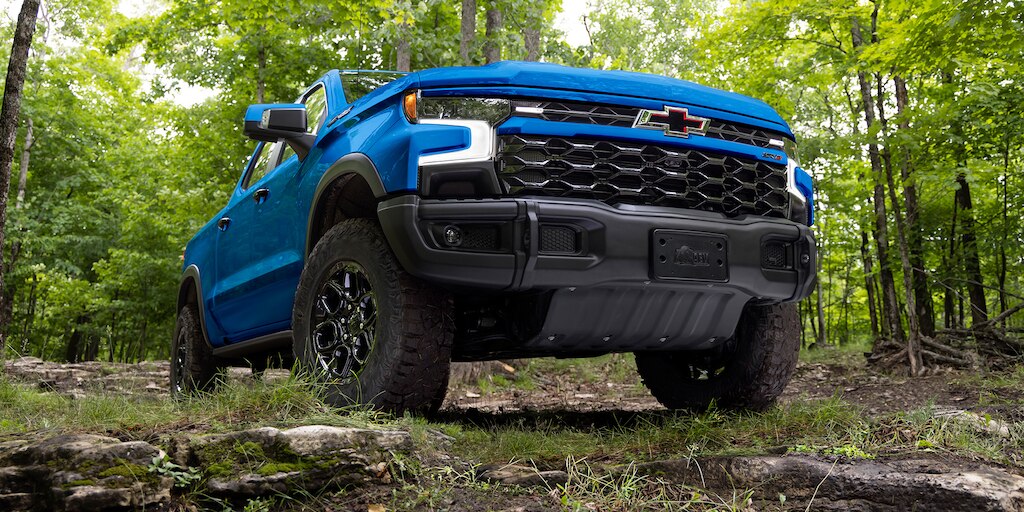 Vista delantera frontal - Cheyenne ZR2 BISON 2025, con altura especial para off-road y parrilla exclusiva ZR2 con emblema de Chevrolet flotante