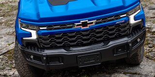 Vista delantera frontal - Cheyenne ZR2 BISON 2025, con parrilla exclusiva ZR2 con emblema de Chevrolet flotante