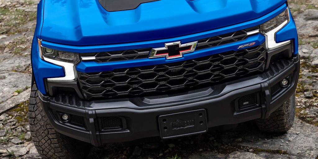 Vista delantera frontal - Cheyenne ZR2 BISON 2025, con parrilla exclusiva ZR2 con emblema de Chevrolet flotante