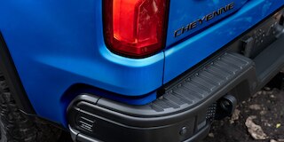 Vista trasera - Chevrolet Cheyenne 2025, camioneta pickup con Decal traseros exclusivos ZR2 BISON
