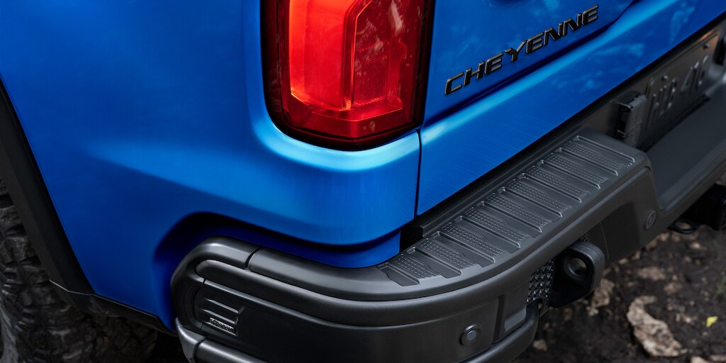 Vista trasera - Chevrolet Cheyenne 2025, camioneta pickup con Decal traseros exclusivos ZR2 BISON