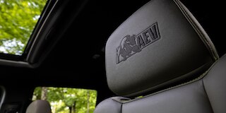 Vista interior - Chevrolet Cheyenne ZR2 BISON 2025,  con asientos de diseño Artemis AEV especializados Off-Road