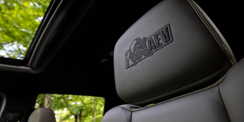 Vista interior - Chevrolet Cheyenne ZR2 BISON 2025,  con asientos de diseño Artemis AEV especializados Off-Road