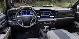 Vista interior - Chevrolet Cheyenne ZR2 Bison 2025, volante con ajuste eléctrico de altura y profundidad, más espacio y conectividad