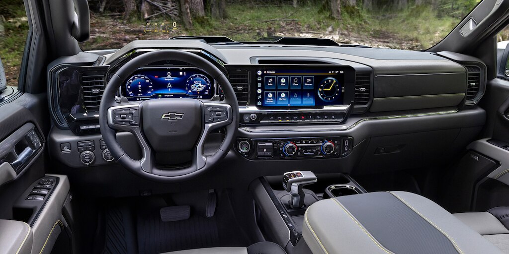 Vista interior - Chevrolet Cheyenne ZR2 Bison 2025, volante con ajuste eléctrico de altura y profundidad, más espacio y conectividad