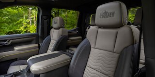 Vista interior - Chevrolet Cheyenne ZR2 BISON 2025, con acabados internos y en asientos de diseño Artemis AEV especializados Off-Road para pickup