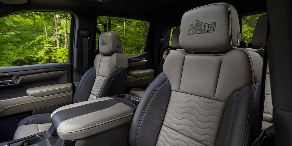 Vista interior - Chevrolet Cheyenne ZR2 BISON 2025, con acabados internos y en asientos de diseño Artemis AEV especializados Off-Road para pickup