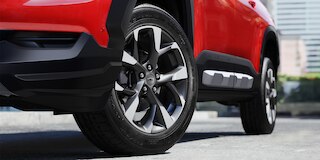 Tu Chevrolet Montana RS 2025 cuenta con rines bitono y otros accesorios externos exclusivos para la versión RS.