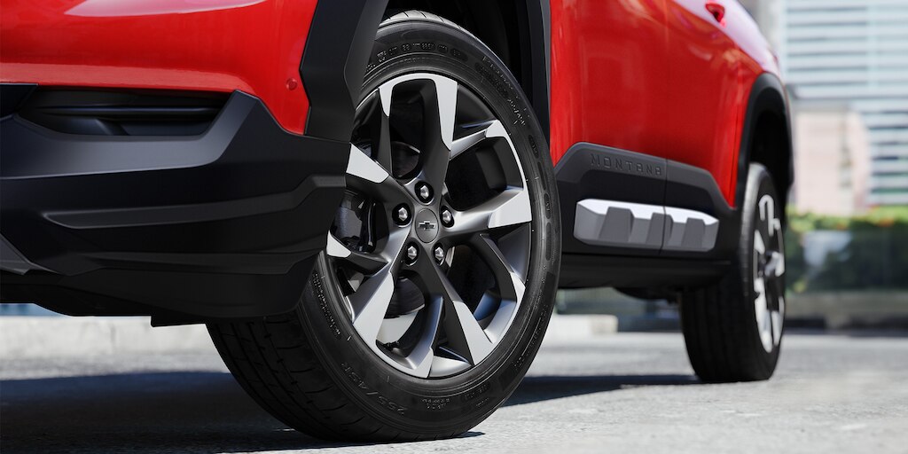 Tu Chevrolet Montana RS 2025 cuenta con rines bitono y otros accesorios externos exclusivos para la versión RS.