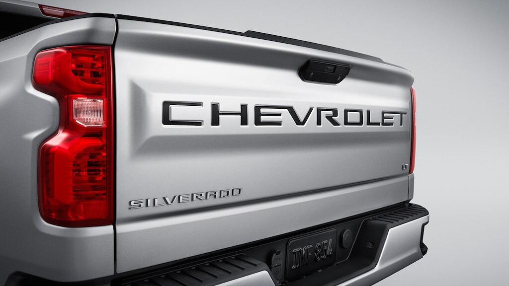 Calcomanía Chevrolet en color negro para la puerta de caja y más accesorios para el área de carga de tu Silverado Turbo 2025