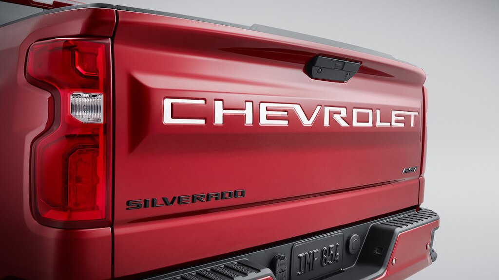 Calcomanía Chevrolet en color plata para la puerta de caja y más accesorios para el área de carga de tu Silverado Turbo 2025