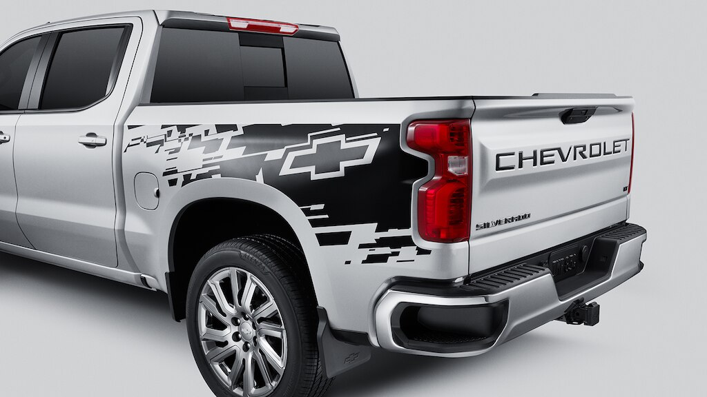 Calcomanía lateral de corbatín Chevrolet y más accesorios para el área de caja de tu camioneta de trabajo, Silverado Turbo 2025