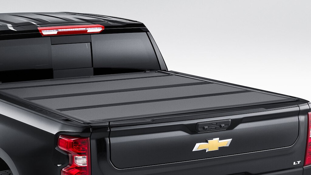 Cubierta rígida Tri-fold en color negro,  para proteger la caja de tu Chevrolet Silverado Turbo 2025, camioneta de trabajo