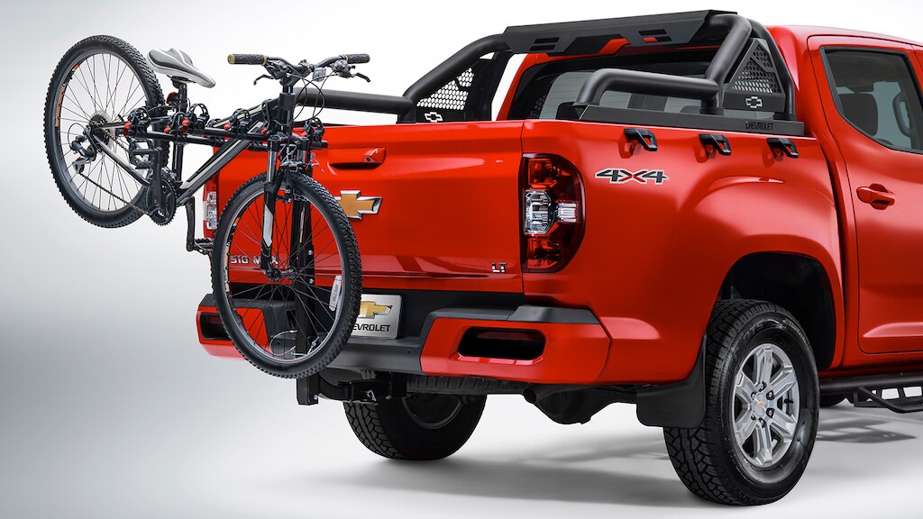 Portabicicletas de tirón y más accesorios de funcionalidad para Chevrolet Silverado Turbo 2025, camioneta de trabajo